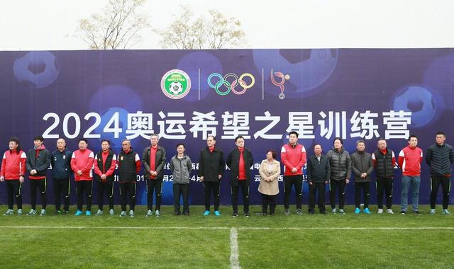 说着，他表情一凛，冷声问道：说吧，你们那个奥利维亚公主，到底想把海伦娜送到哪里去？那女孩脱口道：这和你没有关系。